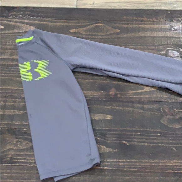 Under Armour athletic shirt - Picture 2 of 2